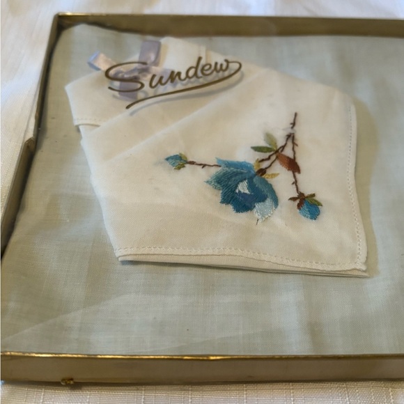 Vintage Embroidered Handkerchief Set with Floral Design - Picture 2 of 4
